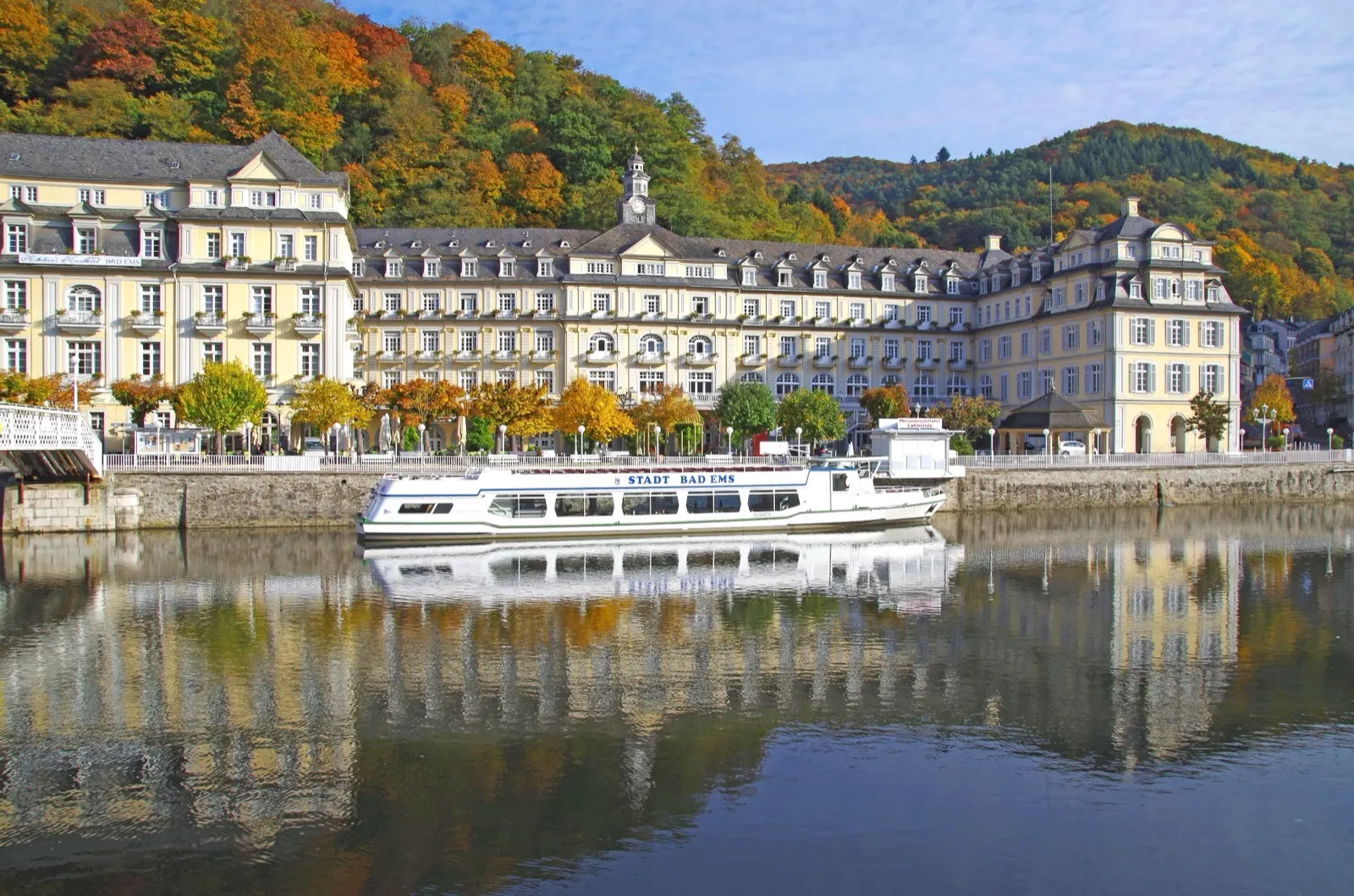 Bad Ems heute: Kurhaus an der Lahn im Herbst